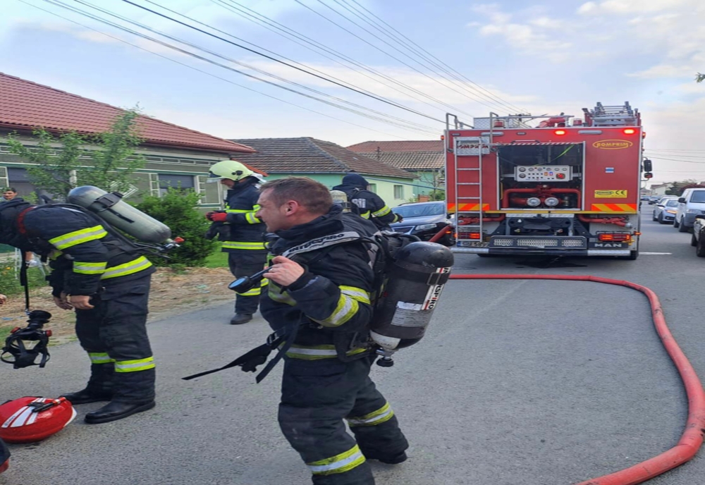 Flăcările au cuprins o casă din județul Arad. Doi oameni au fost răniți într-un incendiu probabil provocat intenționat