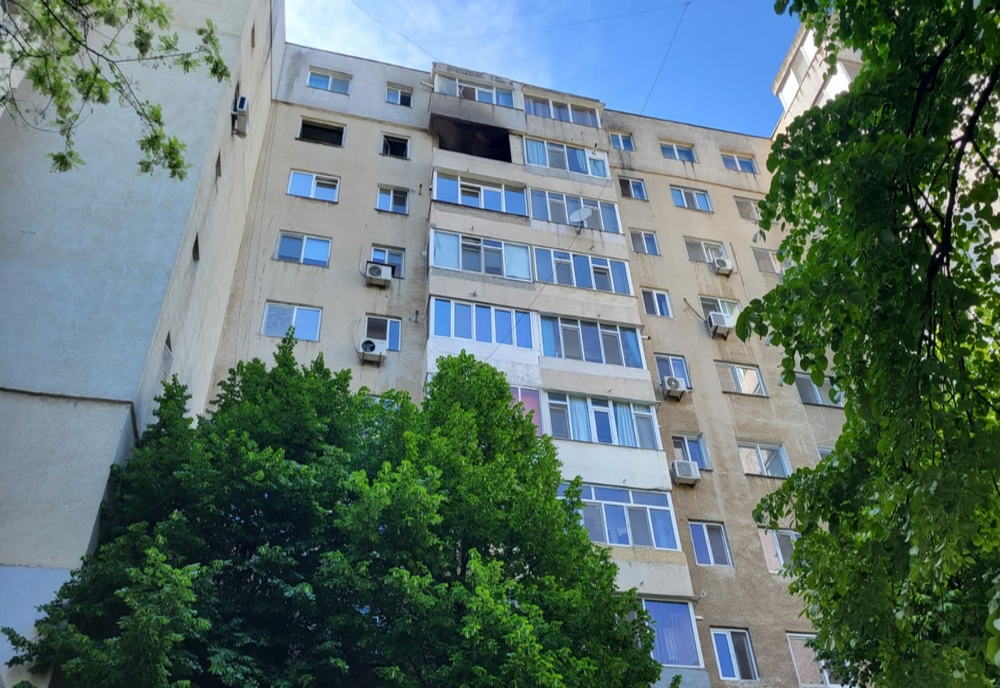 FOTO  Bloc din Constanța evacuat, după ce un apartament a luat foc