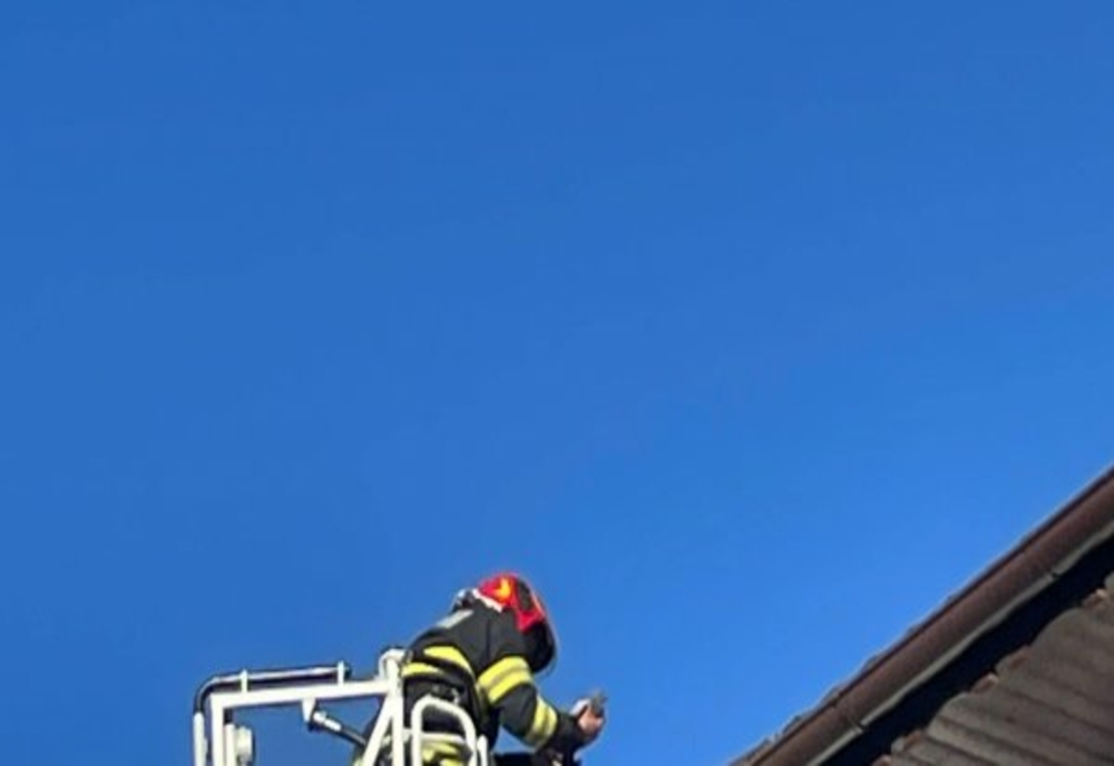 Pompierii arădeni, solicitați într-un caz mai puțin obișnuit: un om a rămas blocat pe acoperișul unui supermarket