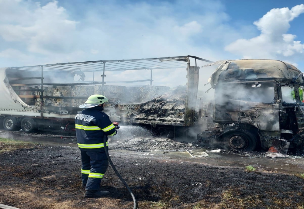 Un autotren încărcat cu mase plastice a luat foc în județul Arad