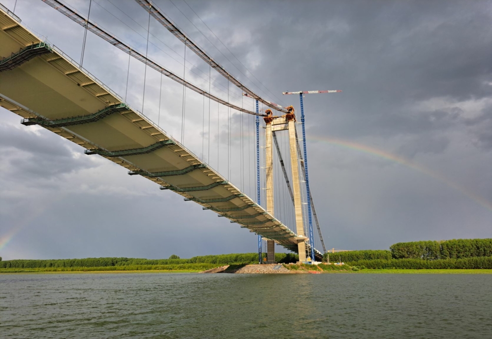 Constructorii Podului suspendat peste Dunăre au ajuns la al patrulea certificat negativ