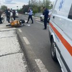 Un motociclist a fost atacat de câini și a căzut pe stradă