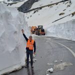 VIDEO Zăpadă de peste 5 metri, pe un drum din România