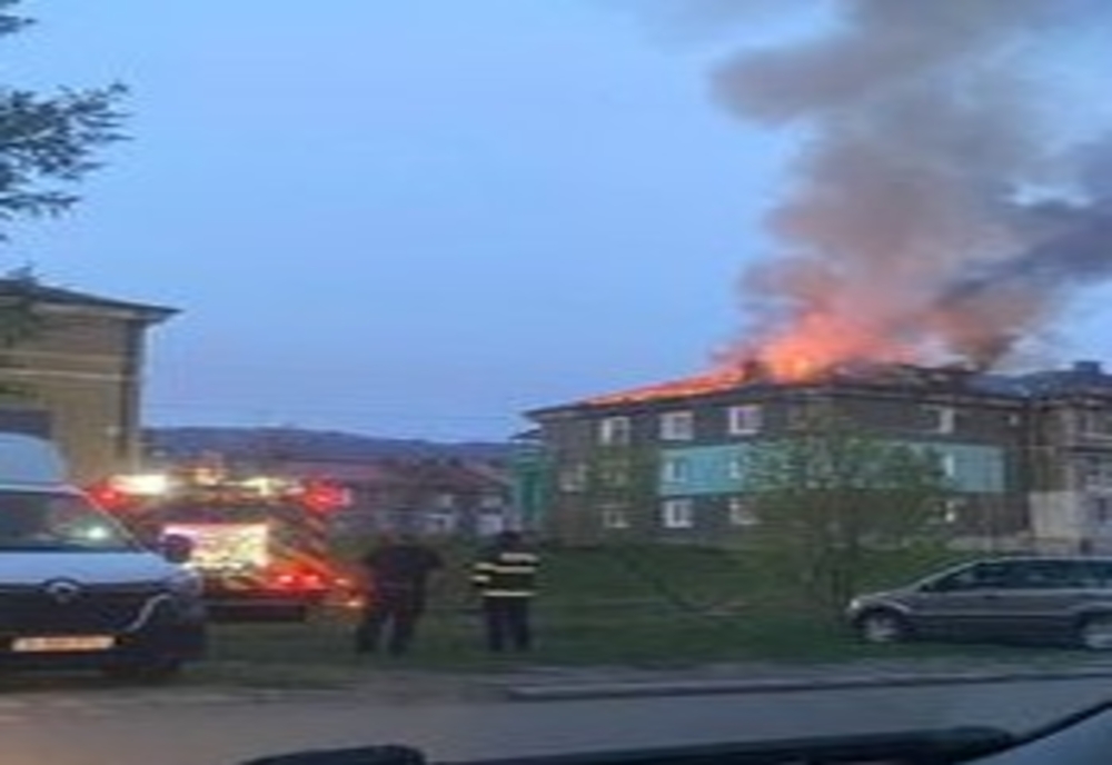 Panică la bloc: Un incendiu violent a cuprins mai multe etaje – 30 de oameni, EVACUAȚI – Pompierii, intervenție urgentă – VIDEO