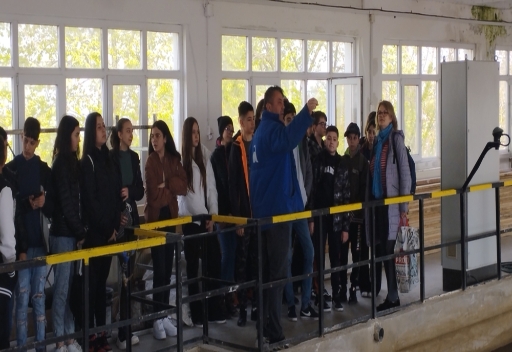 Elevi de la patru unități de învățământ din județul Brăila au avut ocazia să viziteze Statia de tratare a apei Chiscani și Gropeni