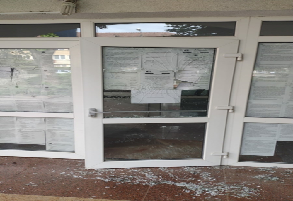 Nemulțumit de soluționarea unor dosare penale, un bărbat a spart geamul ușii de acces în Parchetul de pe lângă Judecatoria Oneşti