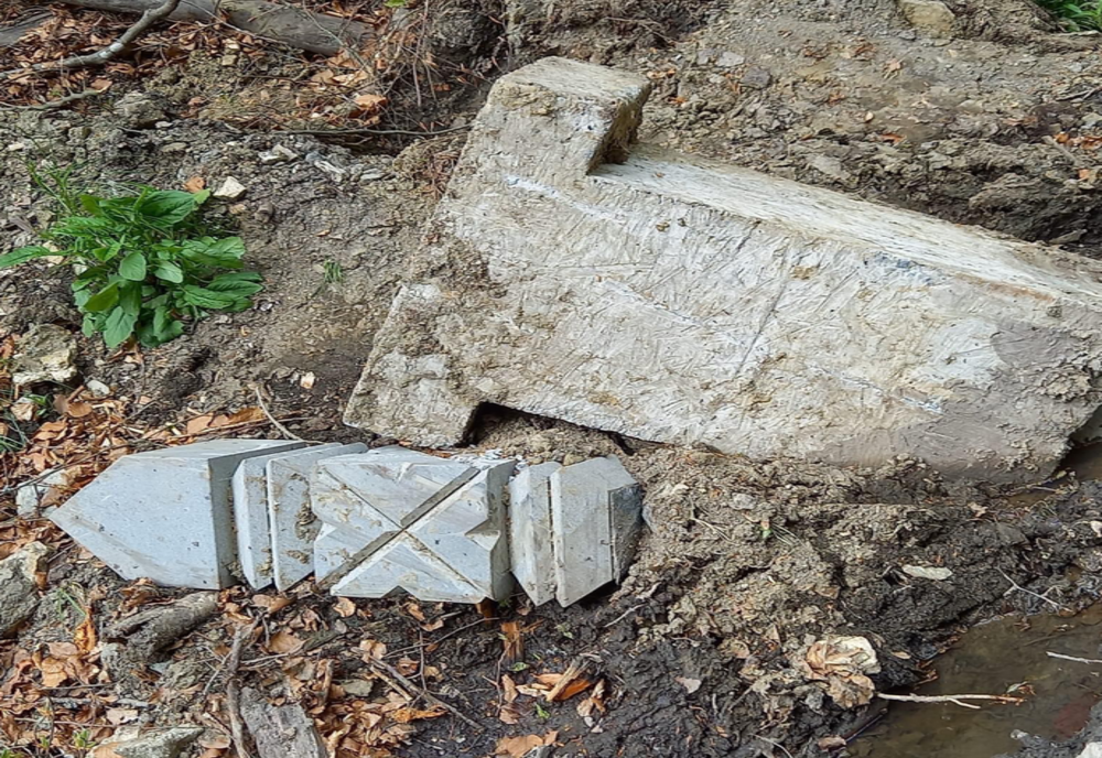 Monument vandalizat pe Via Transilvanica, în județul Hunedoara