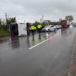 Plan roșu de intervenție în Buzău. Autocar cu 32 de persoane răsturnat pe DN2E85