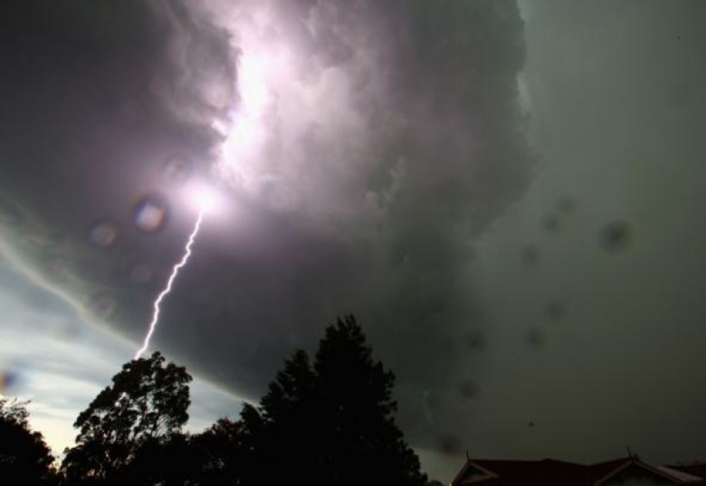 Alertă meteo: cod galben de furtuni violente. Zone lovite de vijelii puternice și grindină în vestul țării