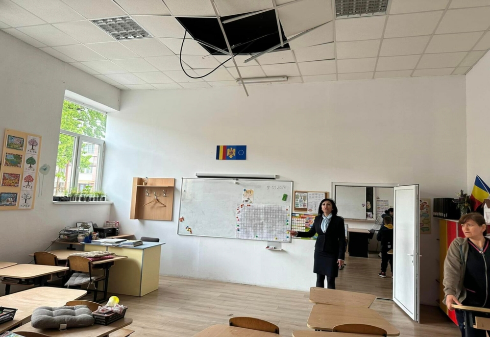 Tavanul unei clase s-a prăbușit la o școală din Piatra-Neamț