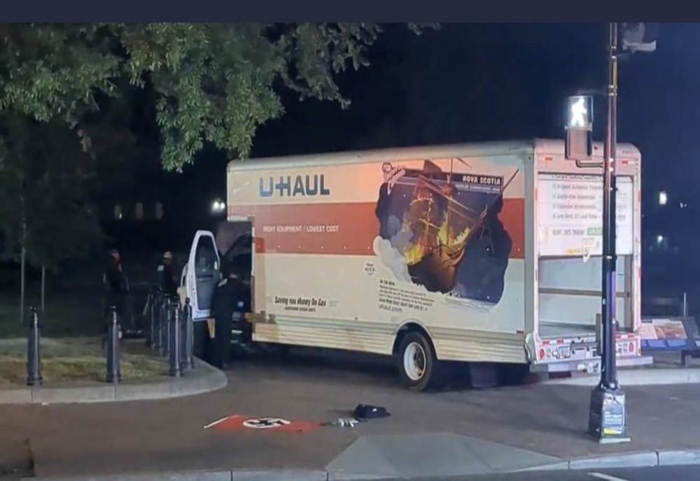 Accident la Casa Albă. Un şofer a izbit un camion de gardul de securitate. În vehicul a fost găsit un steag nazist