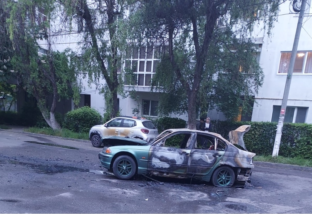 De ce a luat foc autoturismul parcat pe o stradă din Ploieşti. Alte trei mașini au fost distruse