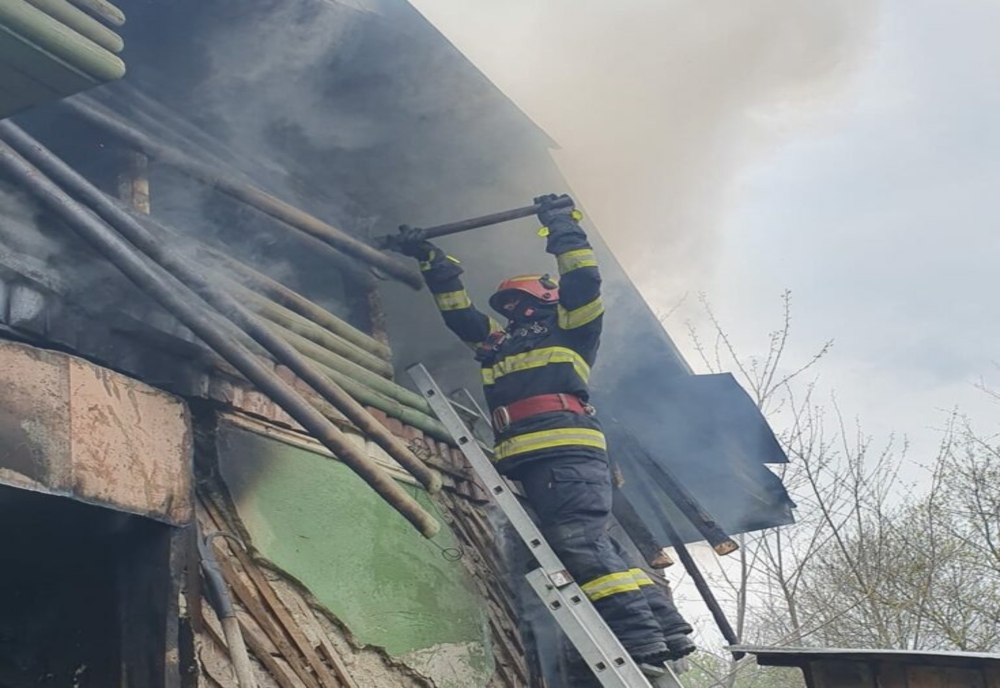 Incendiu puternic în Dâmbovița! O construcție a fost distrusă de flăcări