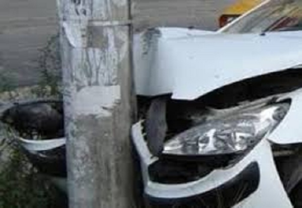 O şoferiţă din Dâmbovița s-a izbit violent cu mașina de un stâlp de electricitate și de un gard