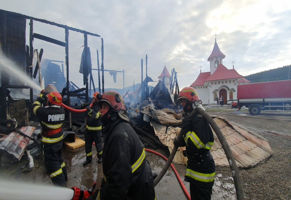 Incendiu devastator la Mânăstirea Podu Coșnei: Biserica veche, în flăcări – Pompierii suceveni au intervenit – VIDEO