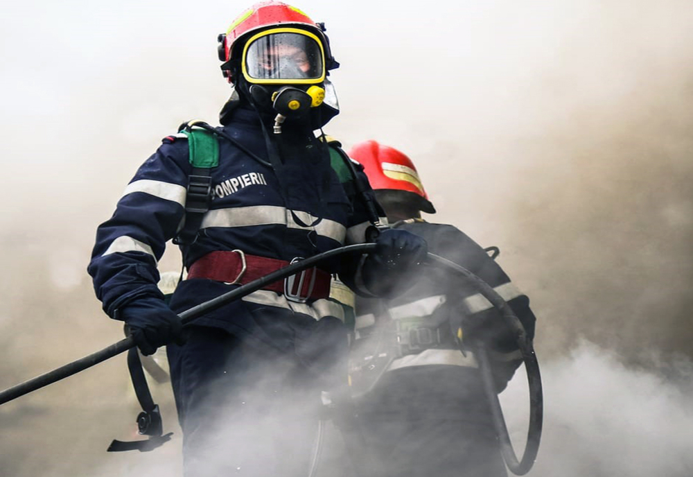 Incendiu în Năvodari. Femeie salvată de pompieri în ultimul moment
