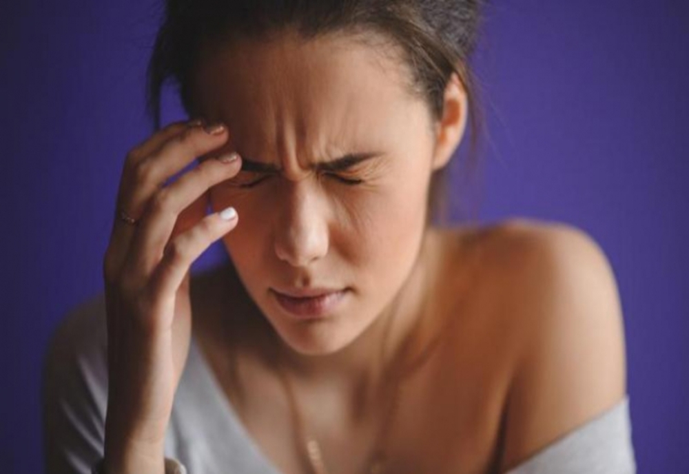 De ce se agravează migrenele în timpul verii. Principalele cauze, dar și sfaturi pentru a scăpa de durerea de cap