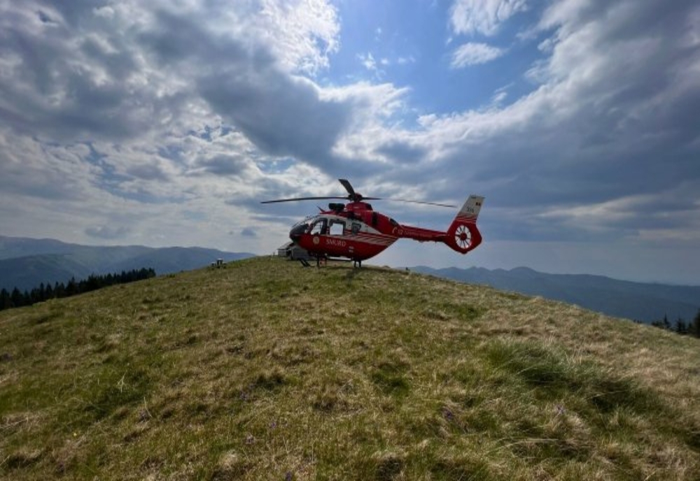 Ialomițeni evacuaţi cu elicopterul din Bucegi, după ce s-au rănit grav