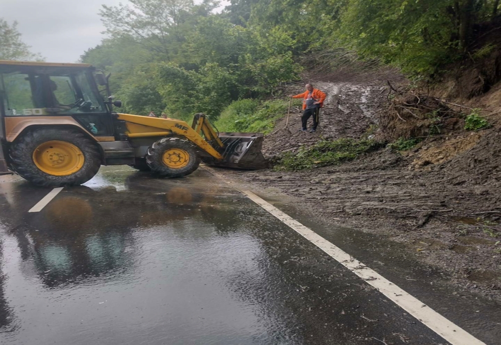 Autoturisme blocate pe un drum din județul Hunedoara de aluviunile aduse de pe versanți
