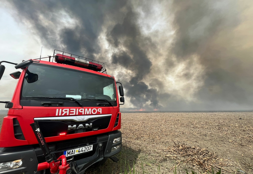 VIDEO Invendiu violent de stuf în Delta Dunării. Intervenție dificilă a pompierilor