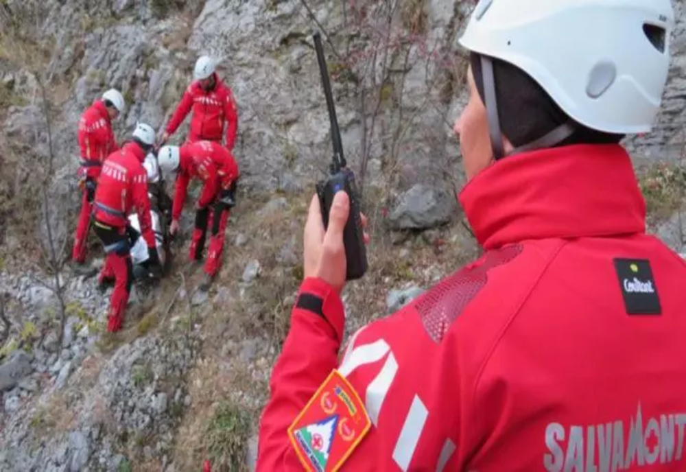 Turistă salvată după ce s-a rănit în timpul unei drumeții. Au intervenit echipele Salvamont Caraș-Severin și Mehedinți