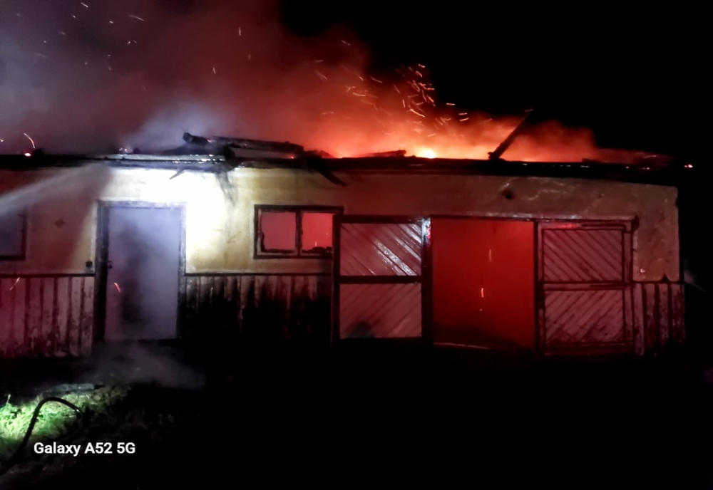 Incendiu la o gospodărie din județul Suceava! Focul a pornit de la un cablu defect