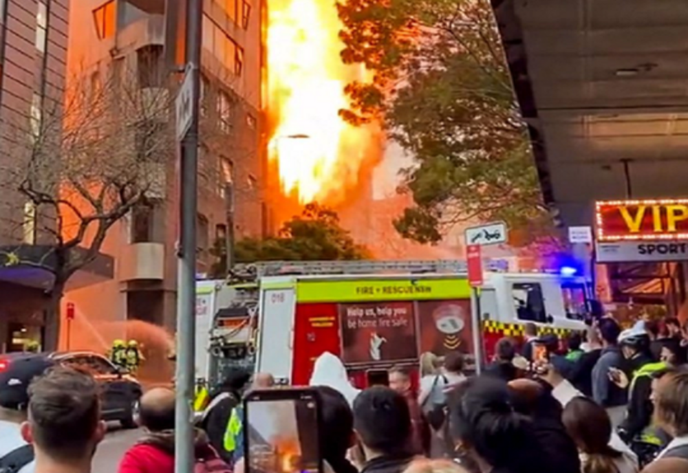 Incendiu violent în centrul oraşului Sydney. Intervin peste 100 de pompieri
