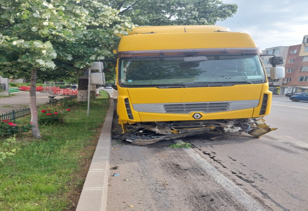 Un şofer neatent a distrus sensul giratoriu de la Petrom, din Giurgiu