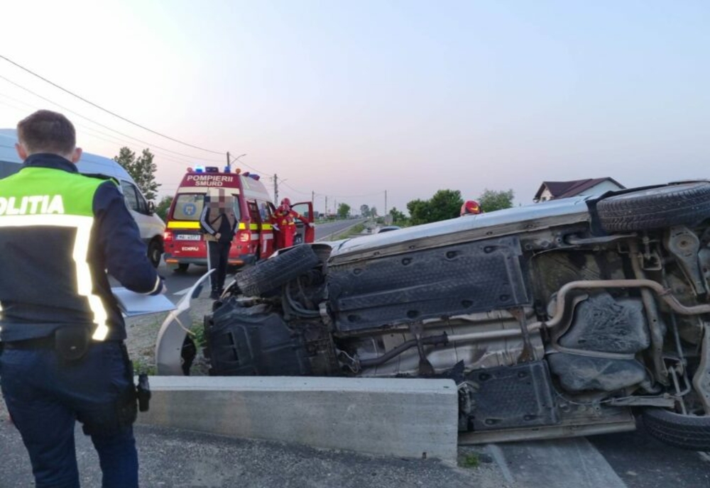 O maşină s-a răsturnat în Dâmboviţa. Două persoane au primit îngrijiri medicale