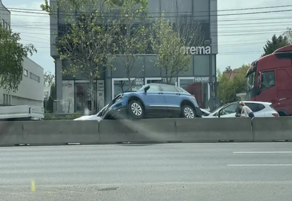 Accident pe DN1, la ieșirea din Otopeni, în sensul spre București. O mașină a fost proiectată pe separatorul de sensuri