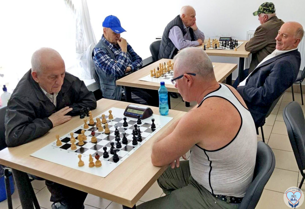 Competiție de șah rapid între seniorii Devei. Vârsta maximă a participanților – 93 de ani