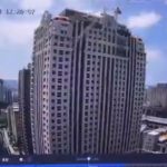 O macara s-a prăbușit peste un tren plin cu călători, în Taiwan. Un mort și cel puțin 8 răniți – Imagini șocante cu momentul impactului – FOTO&VIDEO