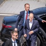 Incident major de securitate în Germania. Un bărbat l-a luat în brațe pe cancelarul Olaf Scholz pe aeroportul din Frankfurt