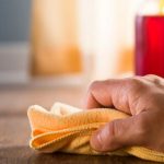 Trei ingrediente banale care te scapă de praful din casă