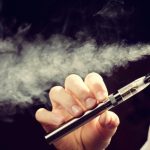 Proiect de lege: Țigările electronice, interzise în spațiile publice, inclusiv în restaurante și baruri