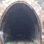 O fată de 19 ani a murit după ce a fost călcată de tren, într-un tunel pe calea ferată, în Bumbeşti-Jiu