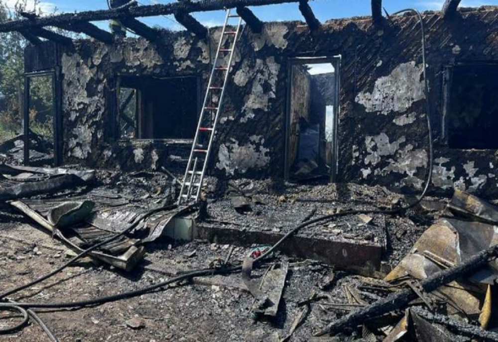 Aproximativ patru tone de brichete din lemn au ars într-o hală din comuna Bîlca