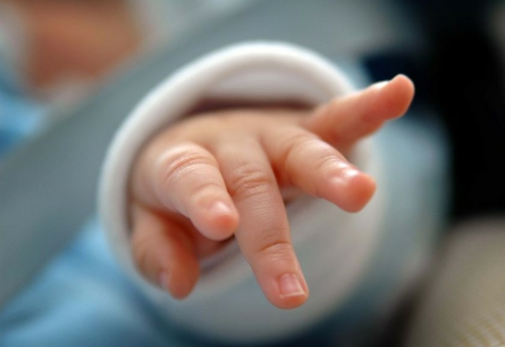 Angajată a DGASPC acuzată că ar fi intermediat adopția unui bebeluș, pentru 10.000 de euro