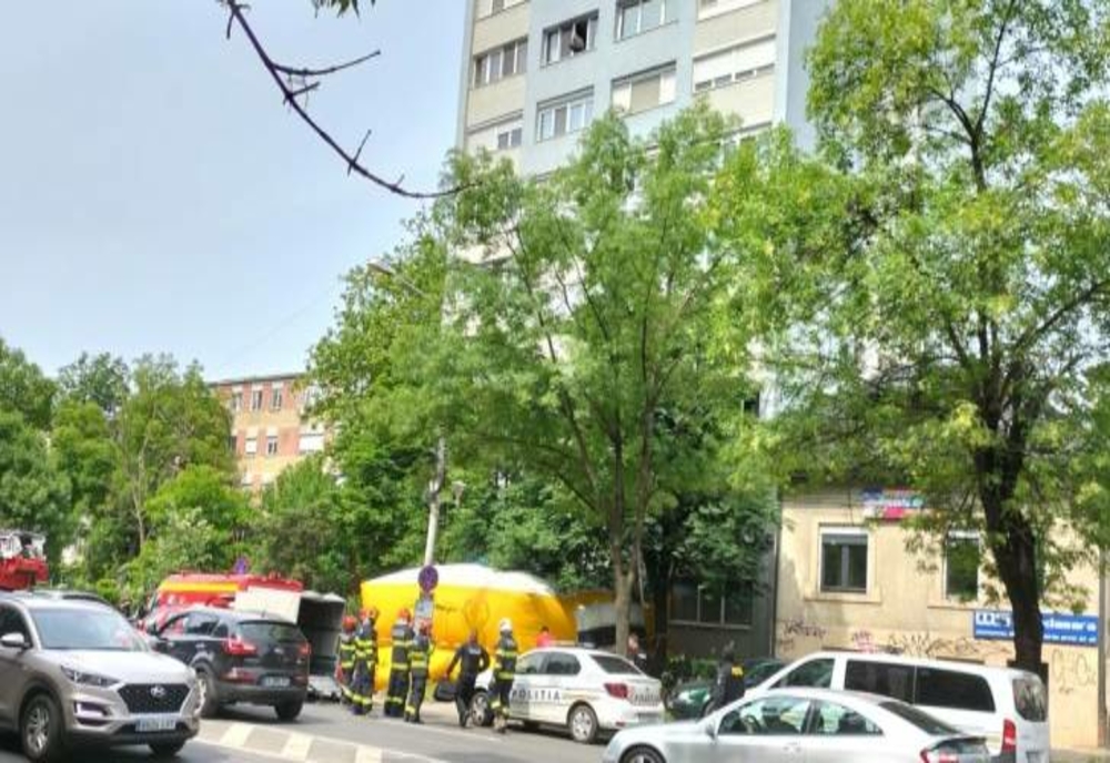 După aproape 12 ore, bărbatul care amenință că se aruncă de la etajul 7 al unui bloc din Timișoara nu a putut fi convins să renunțe