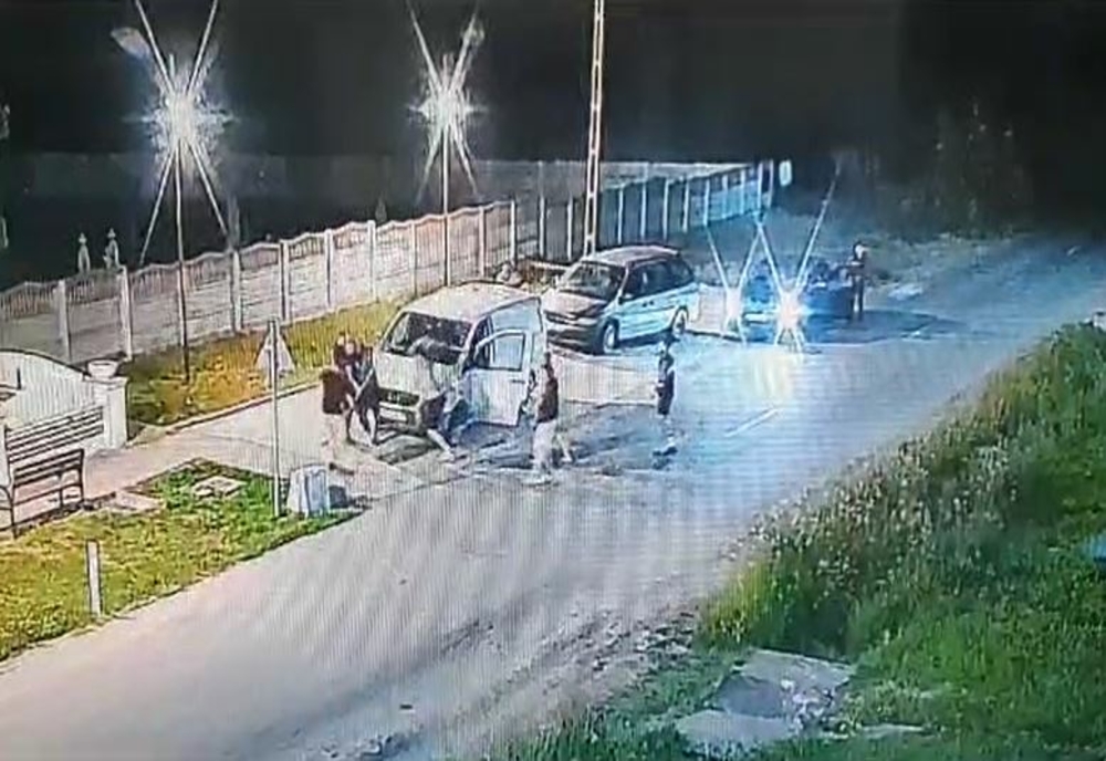 Bărbat bătut crunt pe stradă, într-o localitate din Timiș. Agresorii l-au lăsat leșinat