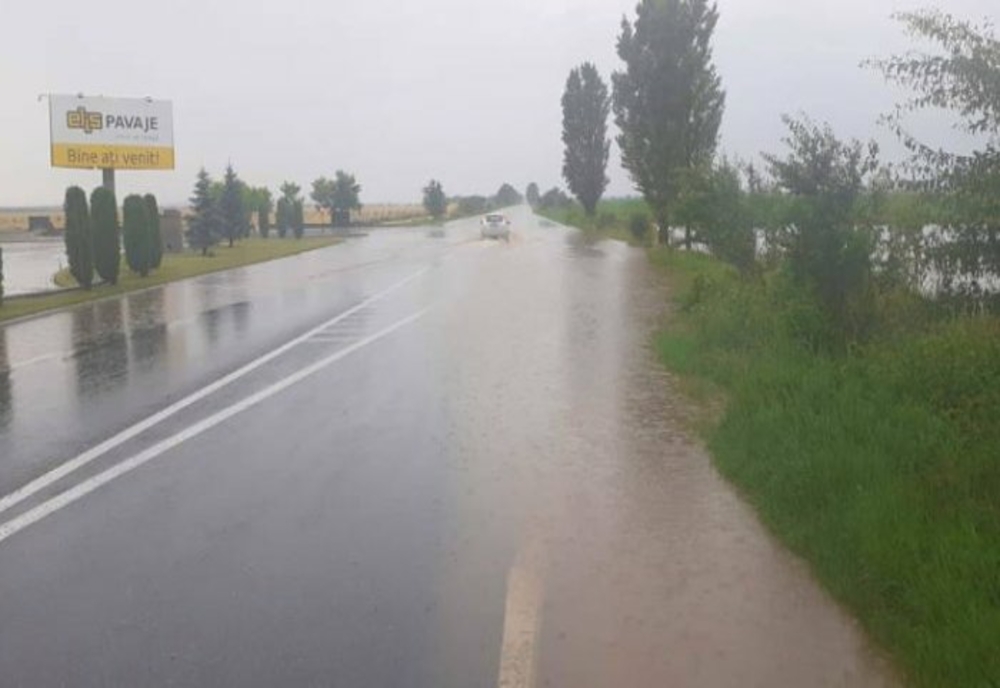 Prahova. Drum naţional inundat din cauza ploilor abundente