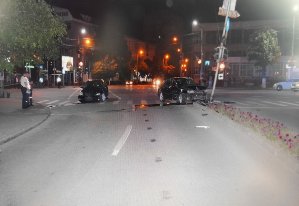 Două maşini implicate într-un accident rutier, la Slatina. Semaforul a fost lovit