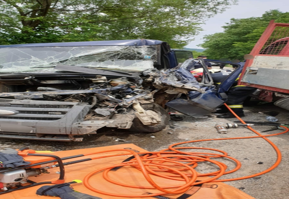 Accident de circulație în județul Caraș-Severin, între un microbuz și o camionetă