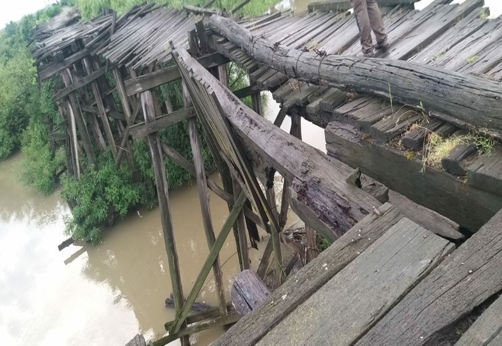 Pod grav avariat, dărâmat intenționat pentru a preveni o nenorocire, în județul Arad
