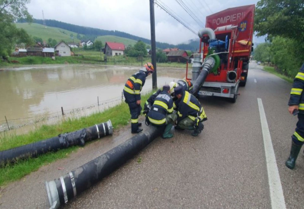 Pompierii au intervenit în 56 de localităţi din 19 judeţe, inclusiv în Bucureşti, pentru a evacua apa din case