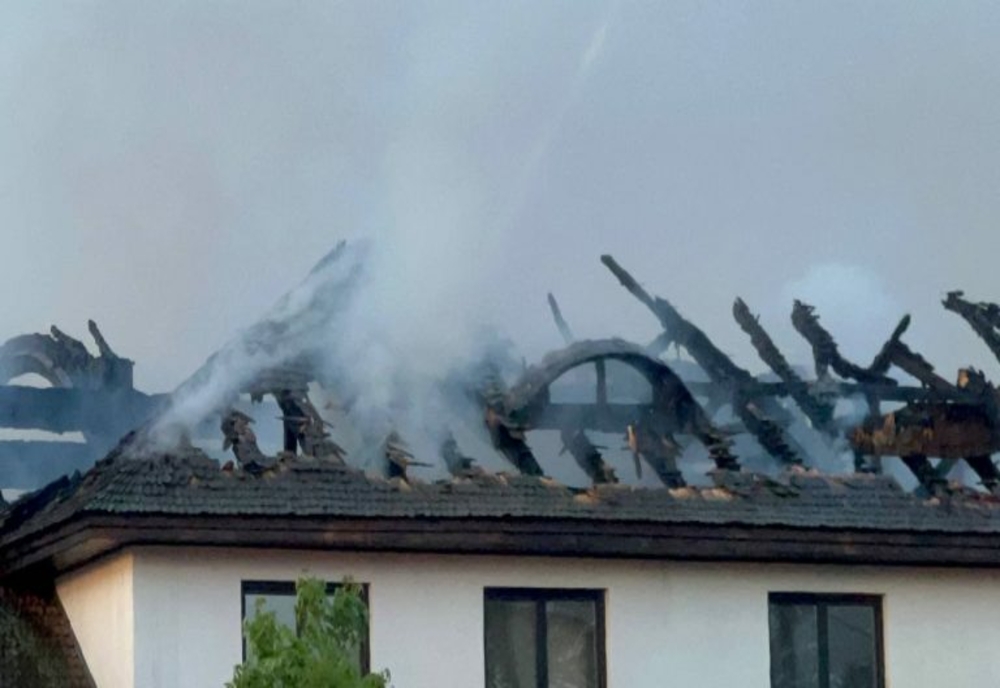 Prahova. Incendiu devastator la mănăstirea Turnu. Incendiu a aafectat casa parohială