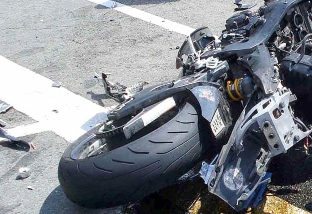 Motociclist accidentat de un autoturism pe un drum din Dâmbovița