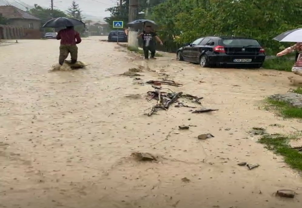 Dezastru provocat de inundaţii, în Dâmboviţa