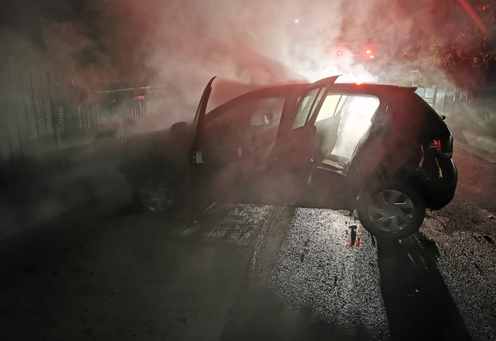 Incendiu produs la un autoturism, stins de pompieri