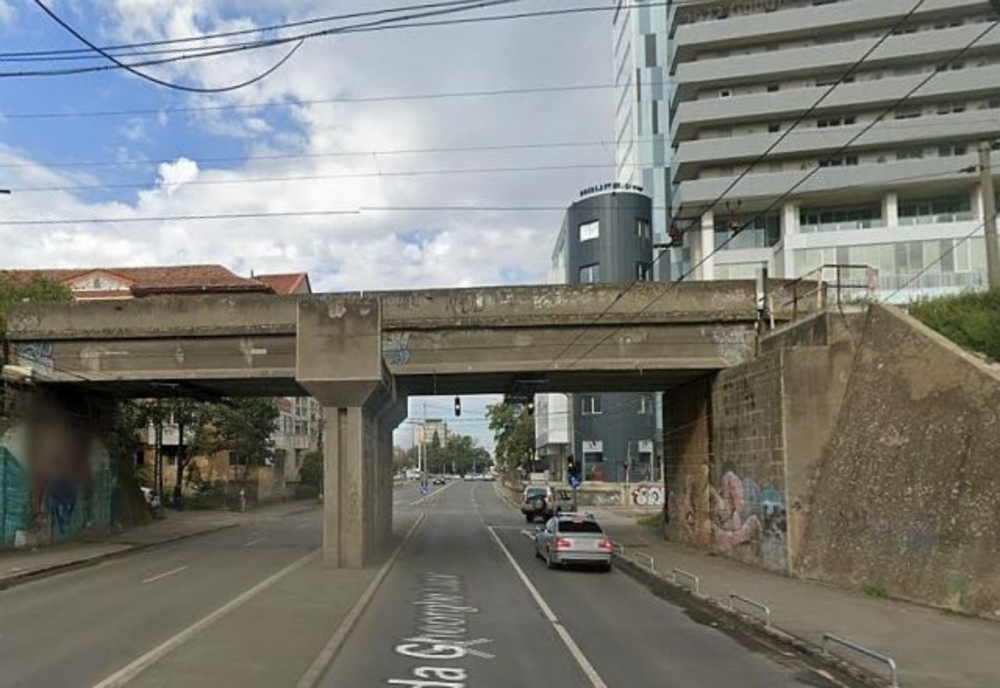 Un bărbat a căzut de pe un pod de cale ferată, la Timișoara, pe o mașină aflată în trafic